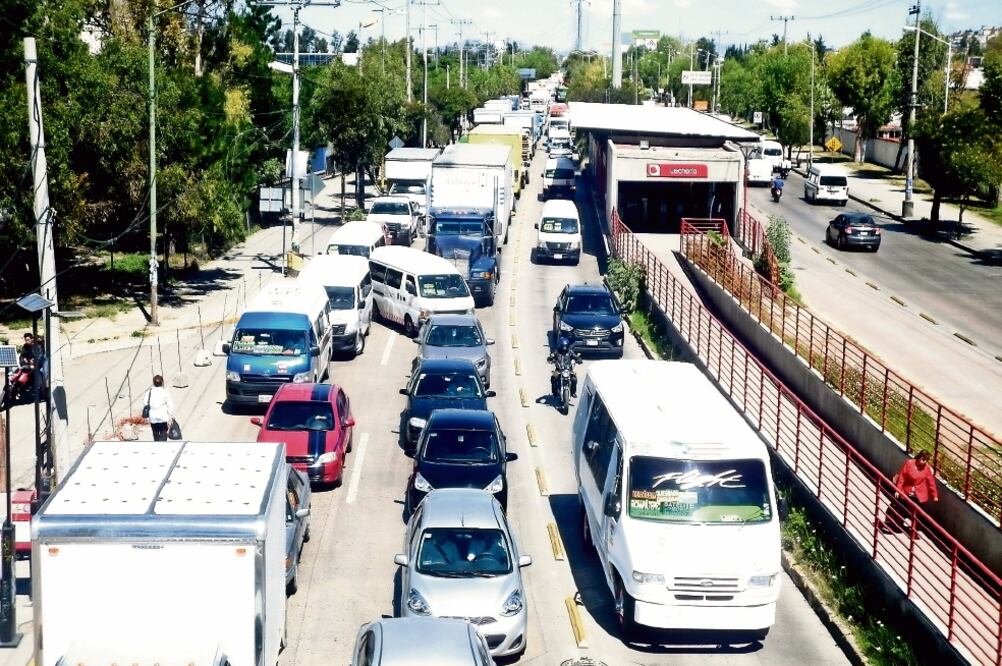 Alrededor de 600 transportistas se manifestaron sobre la vía López Portillo, a bordo de decenas de autobuses, camionetas y taxis, desde la Bandera, en Tultitlán, hasta llegar a la Secretaría de Movilidad, en Tlalnepantla (JUAN MANUEL BARRERA)