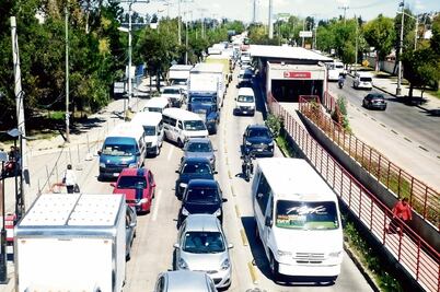 Sufren de caos vial en Tlalne por transportistas