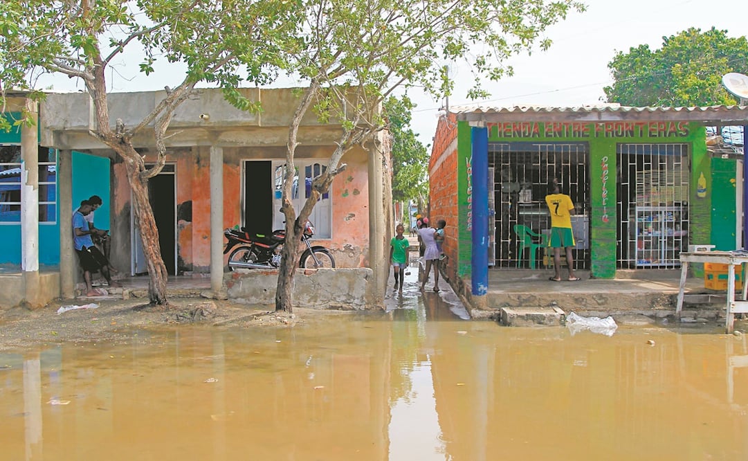 El huracán categoría 5 Iota inundó el sector de Marlinda, en Cartagena; la Marina colombiana ya activó su plan de rescate. Foto: Ricardo Maldonado Rozo. EFE