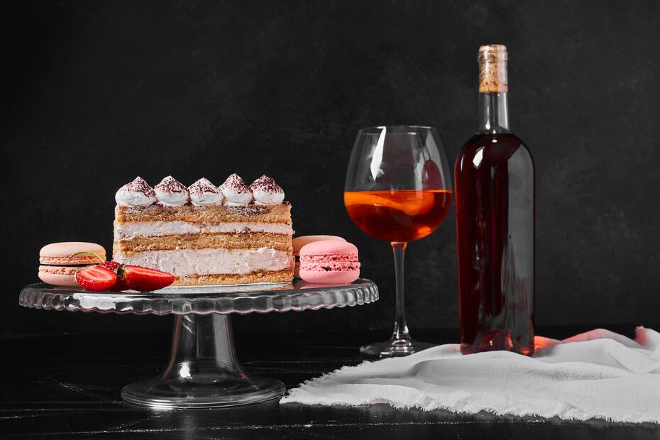 Una copa de vino de postre realza sabores dulces después de la comida. Foto: Freepik