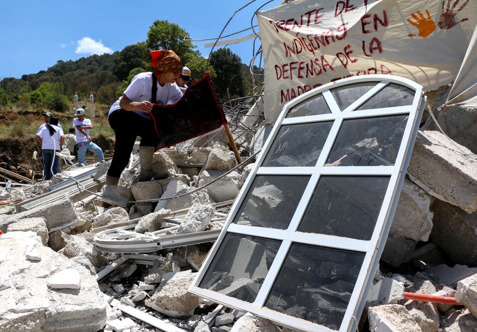 Habitantes acompañados de normalistas y más de 20 organizaciones realizaron un mitin en el lugar donde fue derribada la casa del líder indígena otomí (Foto: Cuartooscuro)