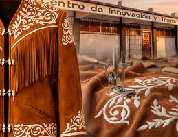 Universidad Autónoma de Tamaulipas certificará a artesanos que producen la cuera tamaulipeca; buscan denominación de origen