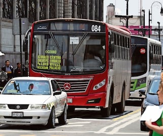 Queman unidad de transporte público en Toluca
