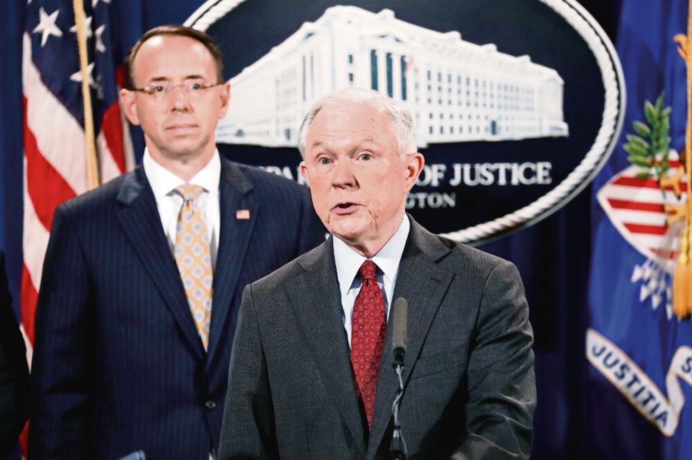 El fiscal general de Estados Unidos, Jeff Sessions, anunció ayer en Washingto n el desmantelamiento de la red ilegal AlphaBay (AARON P. BERNSTEIN. REUTERS)