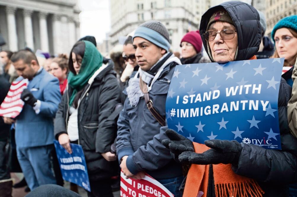 Manifestantes rezaron ayer en Foley Square, en Nueva York, en respaldo a musulmanes e inmigrantes que viven en Estados Unidos (MARY ALTAFFER. AP)