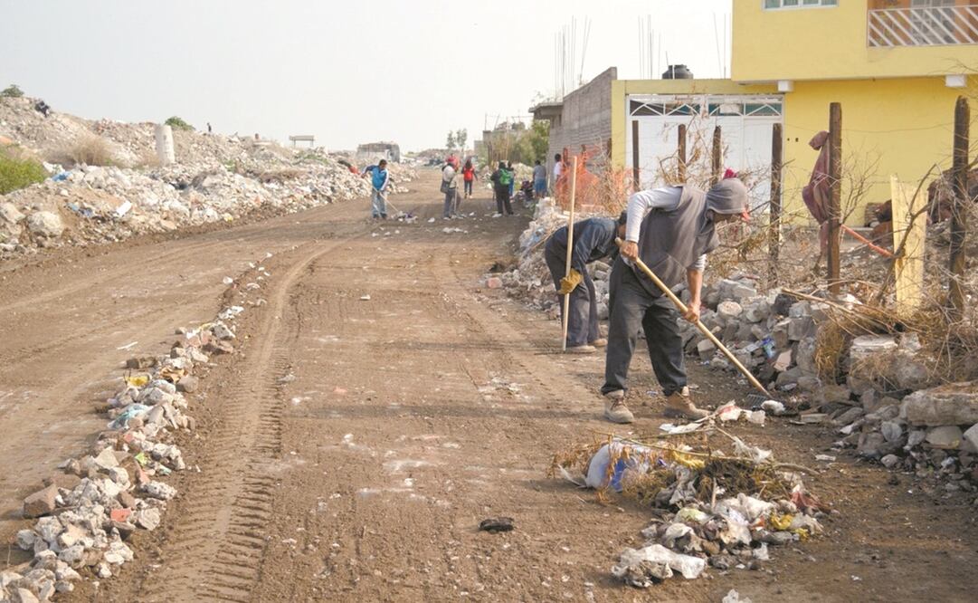 Autoridades limpian una zona cercana al río de La Compañía. Foto: Archivo. El Universal