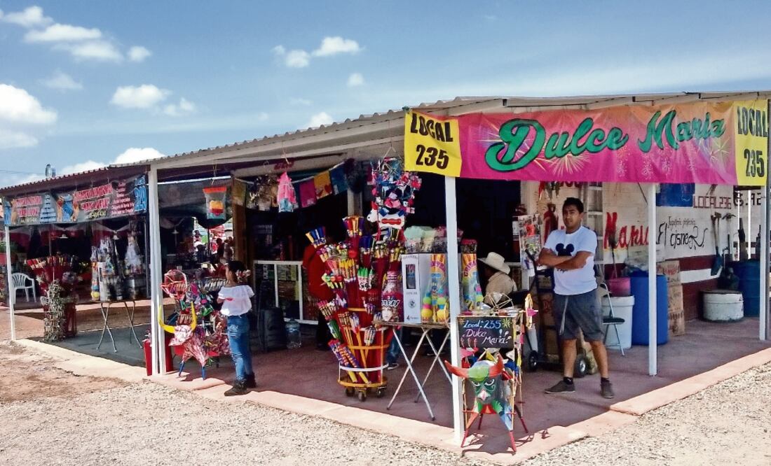 Los comerciantes aseguran que sus vecinos en la cabecera municipal de Tultepec representan una competencia desleal porque venden cohetes en sus casas (JUAN MANUEL BARRERA. EL UNIVERSAL)