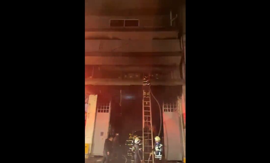 El incendio inició aproximadamente a las 11:26 del viernes en una bodega con objetos varios, por lo que al lugar acudieron bomberos de la CDMX. Foto: captura de pantalla