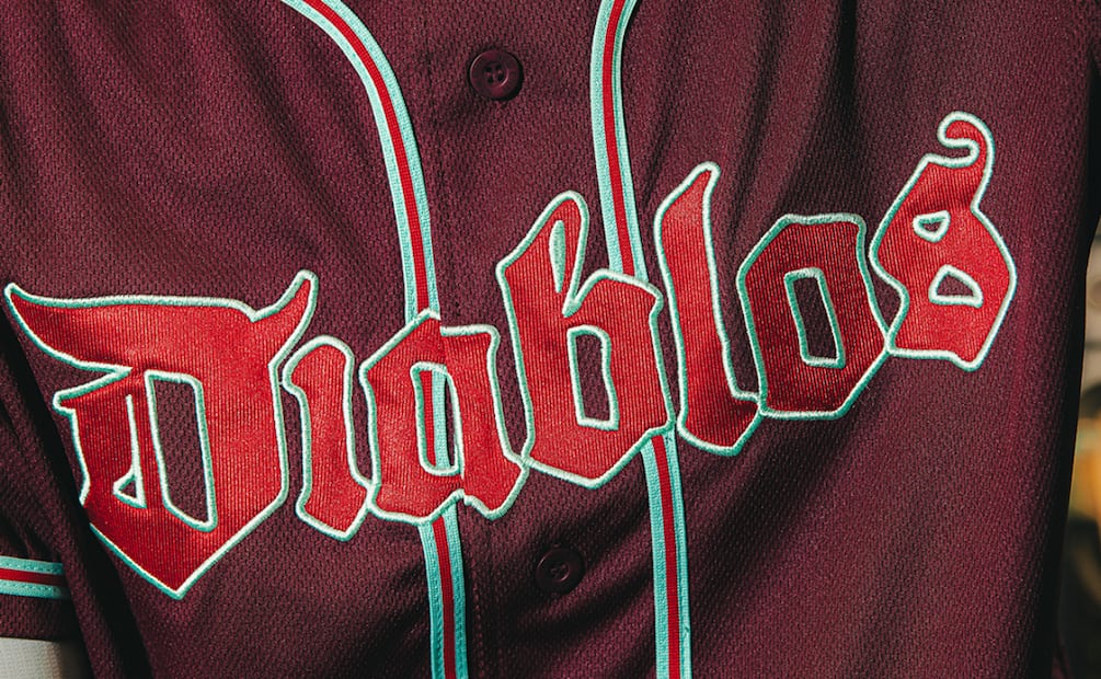 Jersey alternativa en tono borgoña. Foto: Cortesía New Era