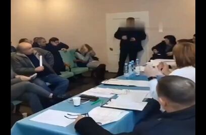 VIDEO: Funcionario ucraniano lanza granadas en reunión municipal y causa 26 heridos