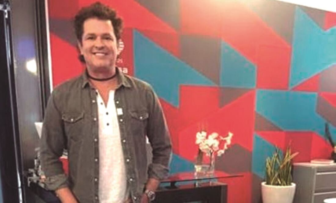 El 19 de abril, el intérprete recibió Disco de Platino por su álbum Vives . (CORTESIA)