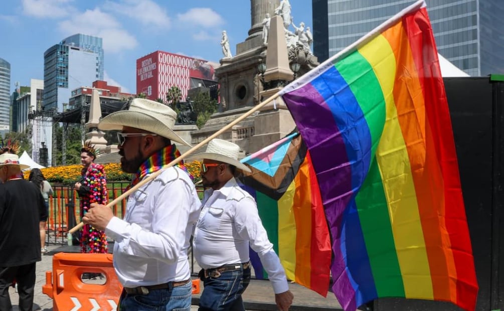 Con banderas en mano, comienza la Marcha del Orgullo LGBT+ 2026 en CDMX este 27 de junio. Foto: Luis Camacho / EL UNIVERSAL