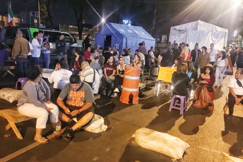 Alrededor de las 21:00 horas decenas de afectados instalaron un campamento sobre la calzada de Tlalpan generando serios problemas de vialidad en la zona sur. (FRANCISCO RODRÍGUEZ. EL UNIVERSAL)