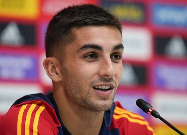 Ferrán Torres niega “más presión” por ser dirigido por su suegro en Qatar 2022