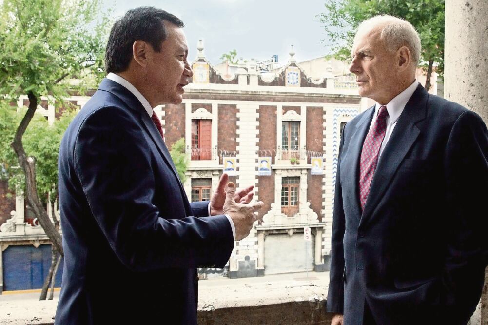 Los funcionarios se reunieron ayer en el complejo de Bucareli. (SEGOB)