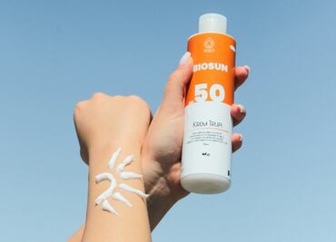 Cómo quitar las manchas de protector solar de la ropa