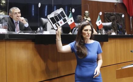 "El Presidente le va a mentir"; Kenia López Rabadán regala detector de mentiras a titular de Segob