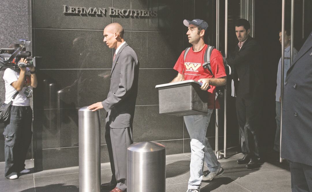 Imagen del 15 de septiembre de 2008 en NY, escena que se repitió en todas las sedes de Lehman Brothers, cuando el banco de 158 años quebró. (MARY ALTAFFER. AP ARCHIVO)