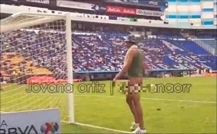 El 'extraño' aficionado que invadió el Puebla vs Pachuca