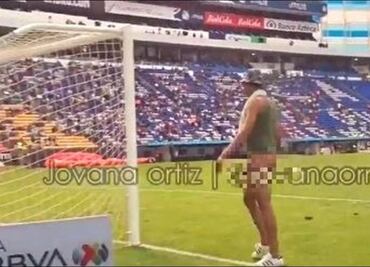 El 'extraño' aficionado que invadió el Puebla vs Pachuca