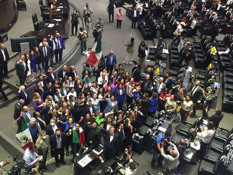 Diputados del PAN celebran luego de frenar la reforma eléctrica de AMLO Foto: Diego Simón/ EL UNIVERSAL