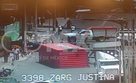 Tráiler vuelca en la Calzada Ignacio Zaragoza