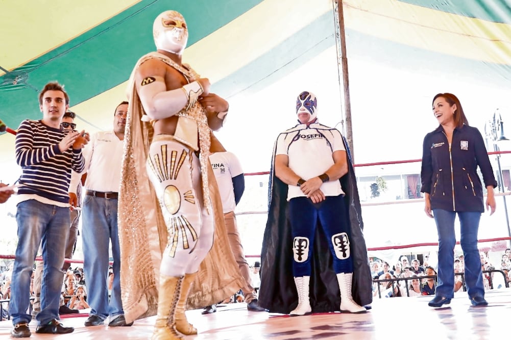 La panista pidió a los vecinos de Xalostoc, en el municipio de Ecatepec, donde presentó una función de Lucha Libre, que castiguen al PRI con su voto en las próximas elecciones del 4 de junio (CRISTOPHER ROGEL. EL UNIVERSAL)