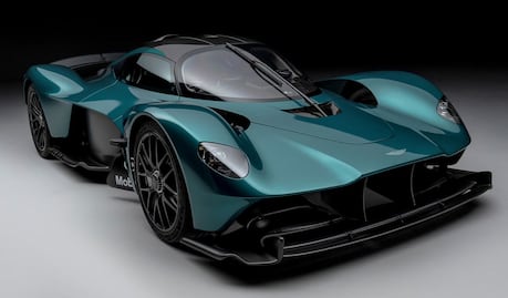 Padre sorprende a su hijo al recogerlo de la escuela en un Aston Martin Valkyrie