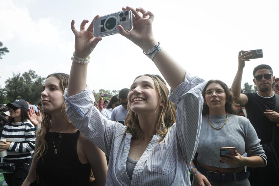 Nina Rubín apoyando a su hermana Mía en el festival Hera.Fotos: Gabriel Pano/EL UNIVERSAL.