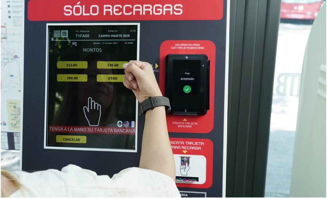Pagos con tarjetas bancarias en el Metrobús. Foto: especial