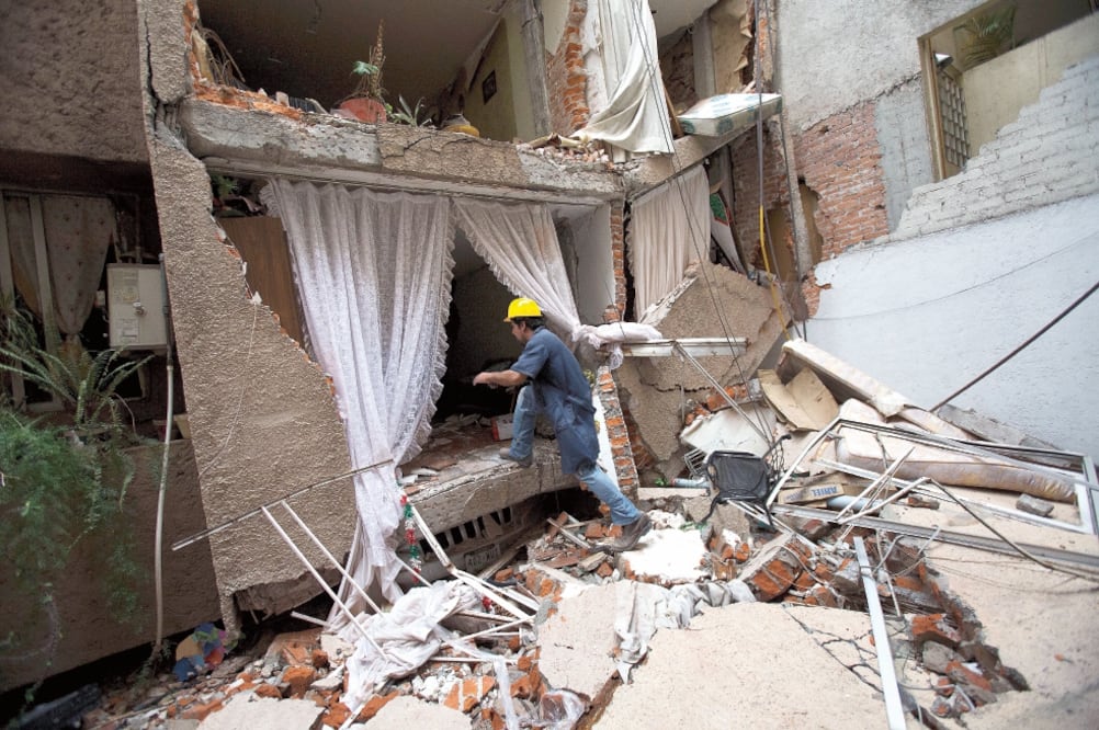 La administración de la Ciudad de México conformó una lista de 57 inmuebles que tras las evaluaciones fueron considerados de alto riesgo. (REBECCA BLACKWELL. AP)