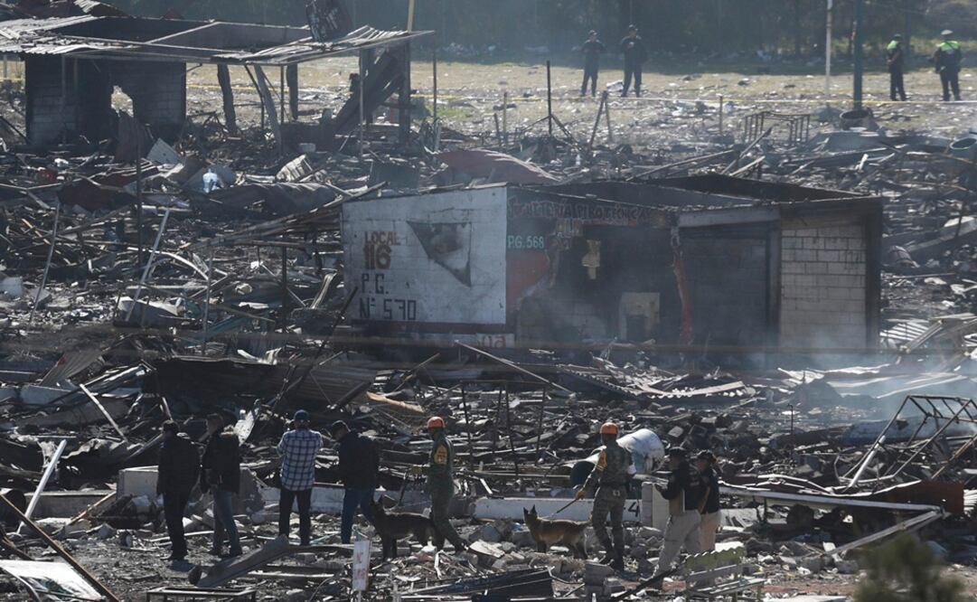 Varios soldados e investigadores recorren los escombros humeantes en lo que se convirtió el mercado de pirotecnia de San Pablito. (FOTO: Archivo. EL UNIVERSAL)