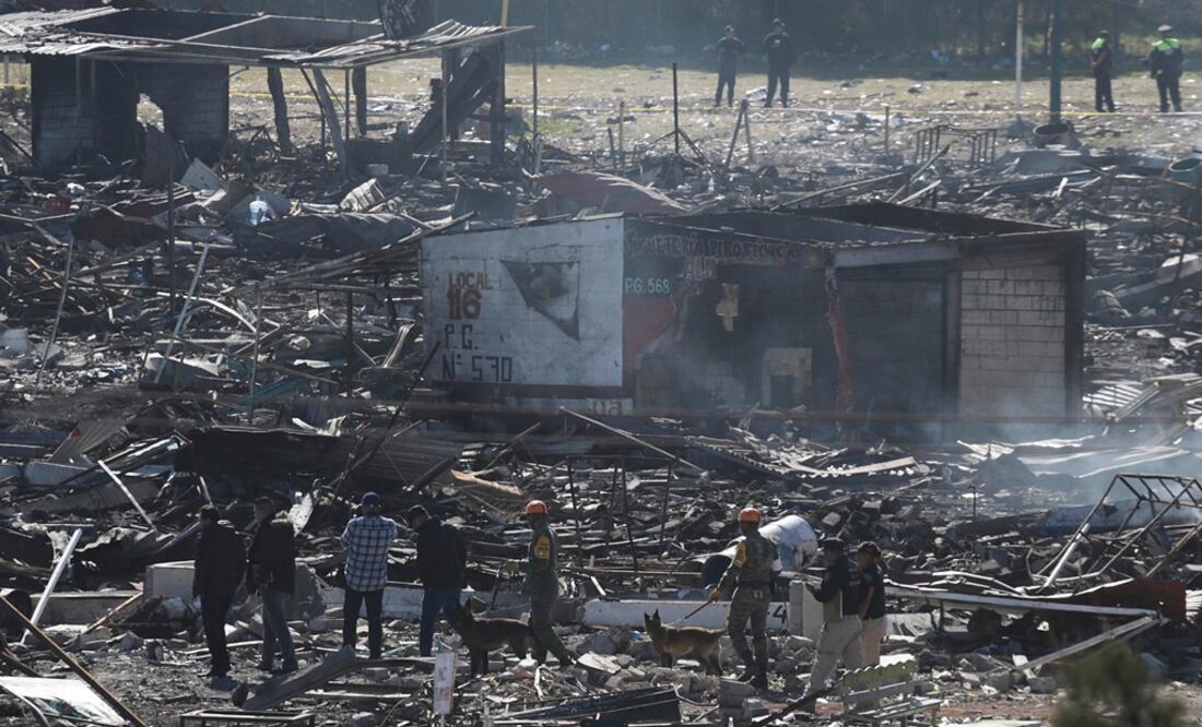 Varios soldados e investigadores recorren los escombros humeantes en lo que se convirtió el mercado de pirotecnia de San Pablito. (FOTO: Archivo. EL UNIVERSAL)