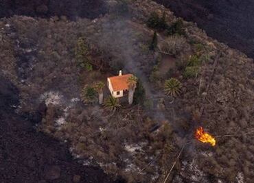 Volcán de La Palma: la "casa milagrosa" que escapó de la lava en las Islas Canarias