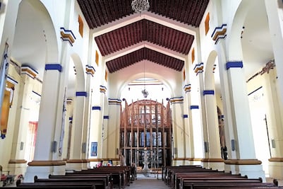 Entre vidrios rotos, muros cuarteados y andamios, feligreses de Oaxaca acuden a iglesias dañadas por el sismo de febrero