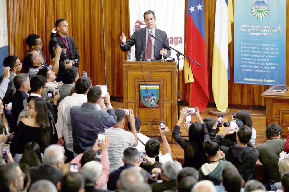 Juan Guaidó, proclamado presidente interino, se reunió ayer con productores agropecuarios en Caracas. (MANAURE QUINTERO. REUTERS)