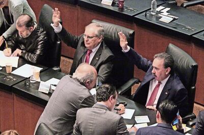 Avalan cárcel a legisladores que soliciten 'moches'