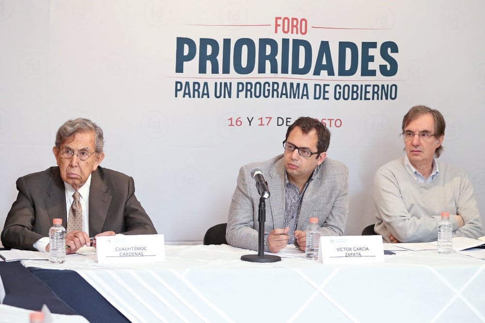 En el foro Prioridades para un Programa de Gobierno participaron el ex candidato presidencial Cuauhtémoc Cárdenas, el politólogo Víctor García Zapata y el ex consejero del extinto IFE, José Woldenberg (BERENICE FREGOSO. EL UNIVERSAL)