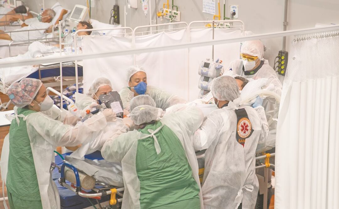 Empleados sanitarios ayudan a un paciente con coronavirus en la Unidad de Cuidados Intensivos de un hospital, en Sao Paulo. Foto: Andre Penner/ AP