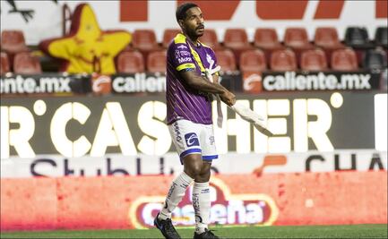 Brayan Angulo, tercer jugador de campo en ser portero del Puebla