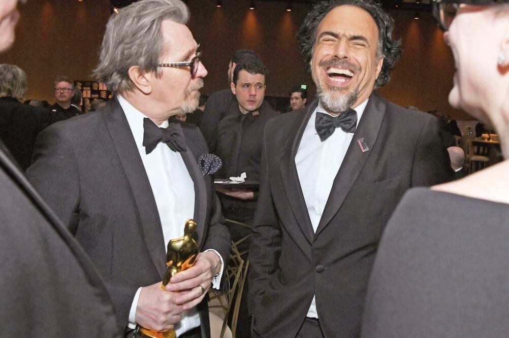 El actor Gary Oldman con Alejandro G. Iñárritu, durante la ceremonia (ANGELA WEISS. AFP)