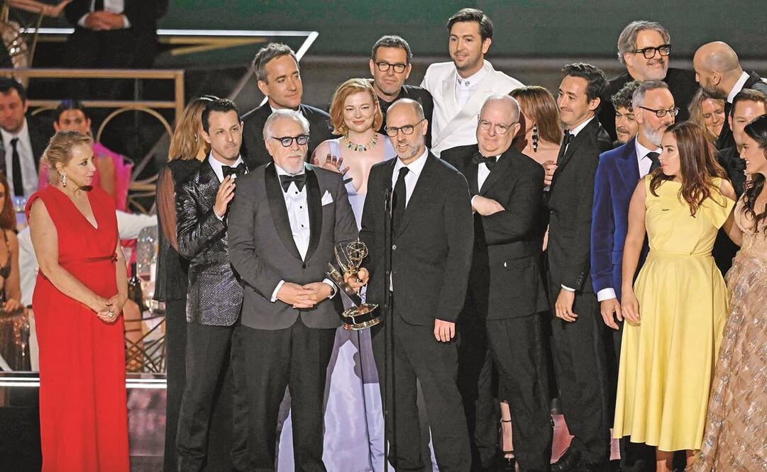 Además del premio principal de la noche, la serie también se llevó otros dos reconocimientos: Actor de reparto y Guión de una serie dramática. Foto: AFP y AP.