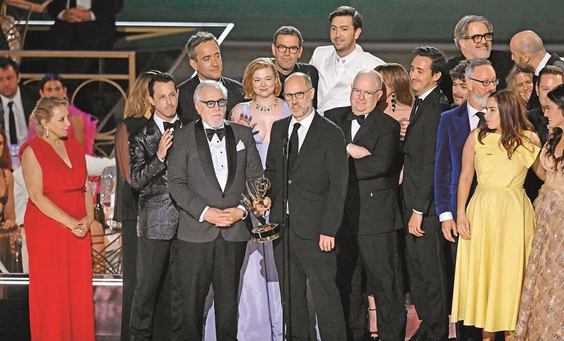Además del premio principal de la noche, la serie también se llevó otros dos reconocimientos: Actor de reparto y Guión de una serie dramática. Foto: AFP y AP.
