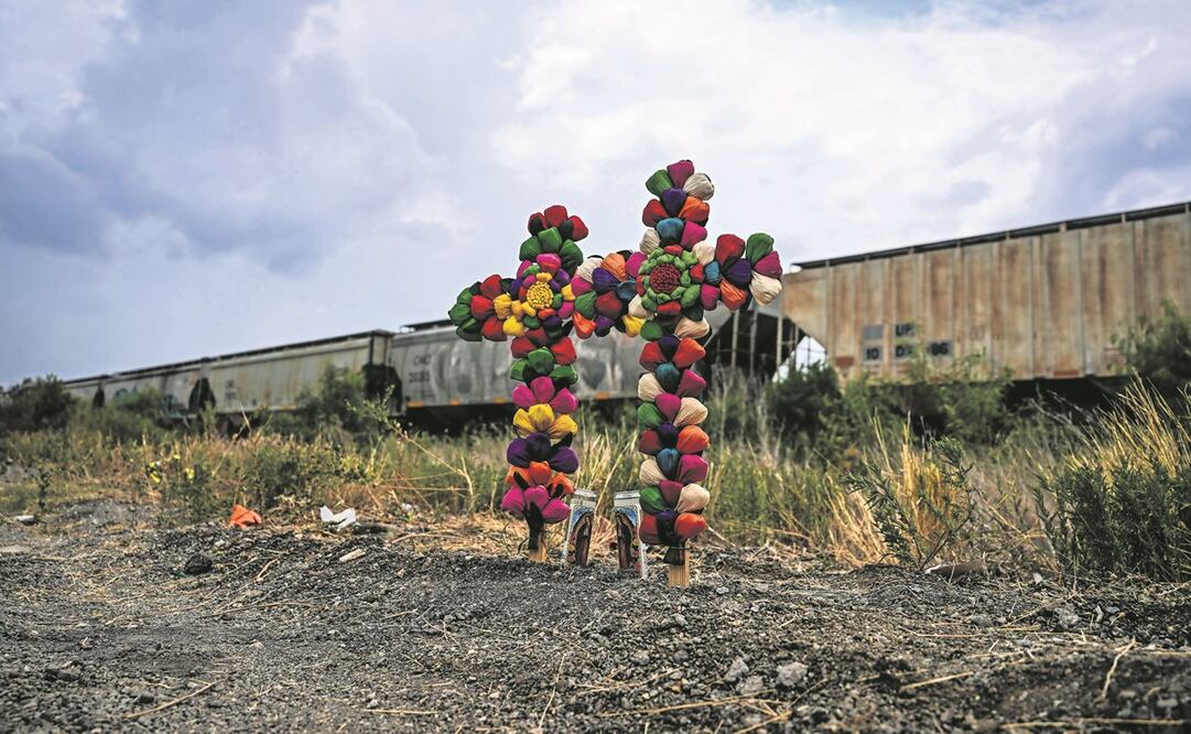 Memorial en el lugar donde se encontró el tráiler con migrantes fallecidos, a las afueras de San Antonio, Texas. Foto: Chandan Khanna/ AFP.