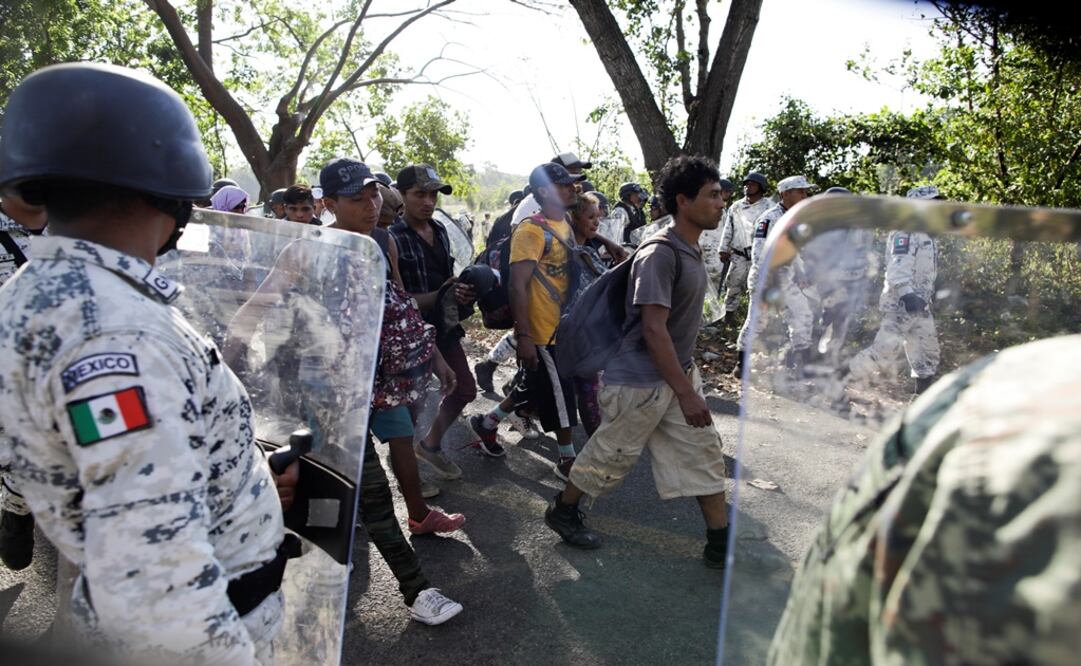 Migrants, mainly from Central America and marching in a caravan, walk in front of members of the security forces near Frontera Hidalgo, Chiapas, Mexico - Photo: Andres Martinez Casares/REUTERS