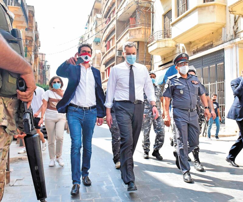 Mustapha Adib (der.), el nuevo premier de Líbano, en Beirut. AFP