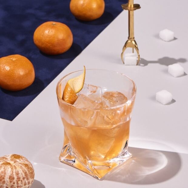 Coctelería con coñac para celebrar la noche de brujas