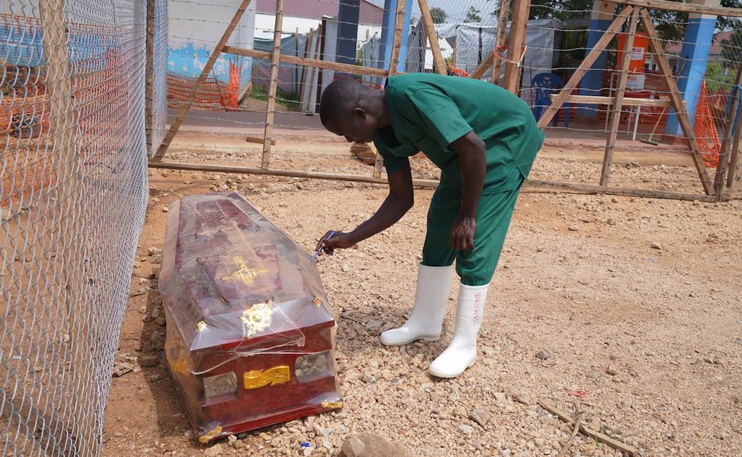 Un trabajador de salud que pertenece al equipo de entierro digno y seguro, observa un féretro en un centro de atención en el Hospital General de Bunia, el martes 11 de agosto de 2026, en la provincia de Ituri, República Democrática del Congo. Foto: AP