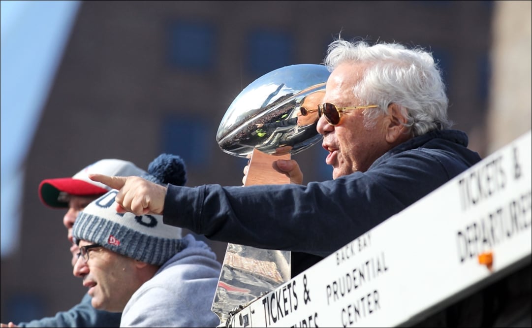 Robert Kraft durante los festejos del campeonato de loa Patriots en la NFL. FOTO/REUTERS