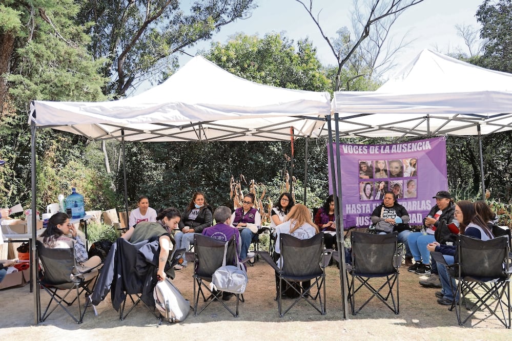 Madres buscadoras esperan en una zona del Panteón Civil de Dolores los resultados de las exhumaciones controladas en esta segunda etapa. Foto: Gabriel Pano/ EL UNIVERSAL